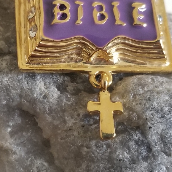 Vintage Holy Bible Enamel Brooch Lapel Pin With Dangling Cross New - Picture 4 of 8